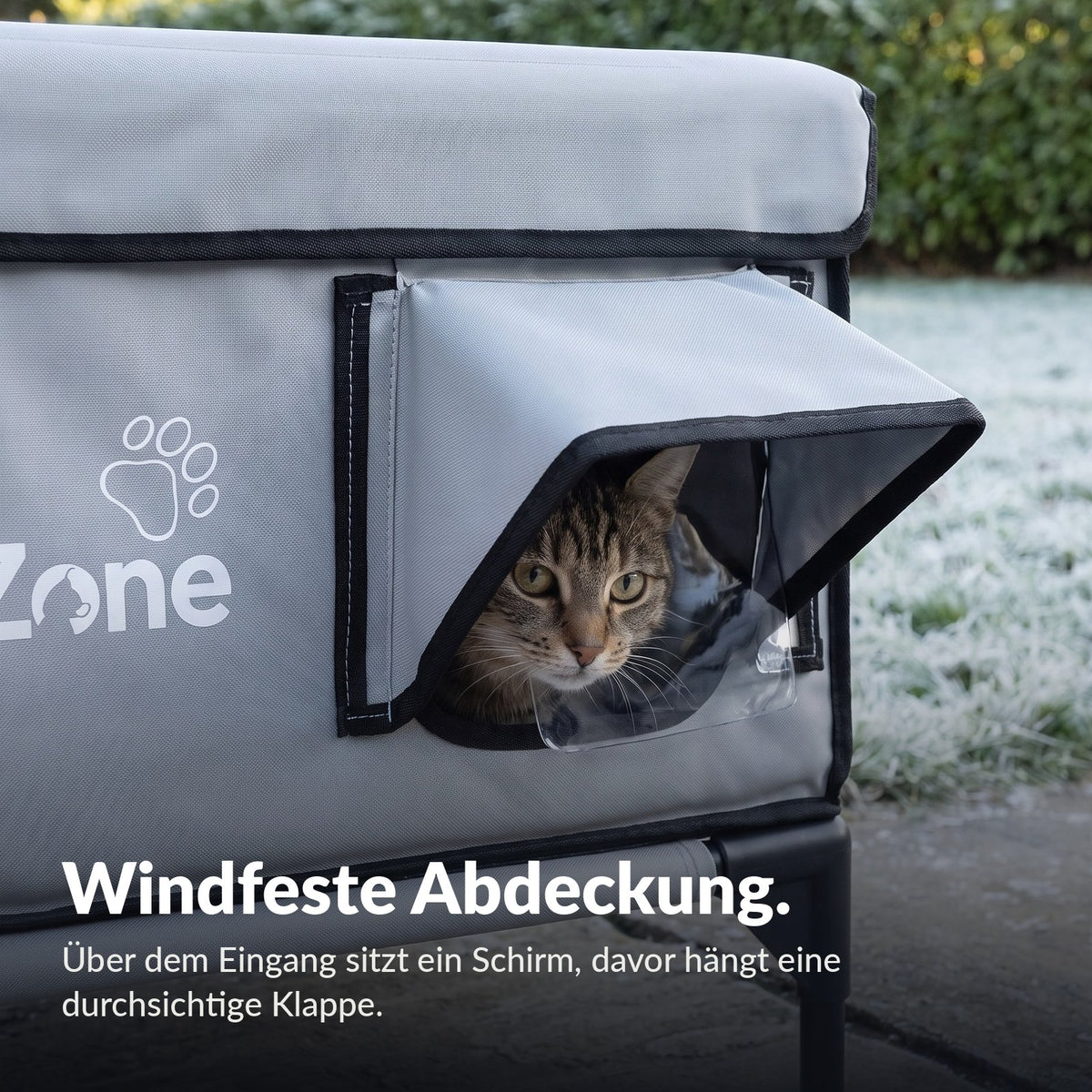 Eingang des Comfort Zone mit Schirm und durchsichtiger, windfester Abdeckung